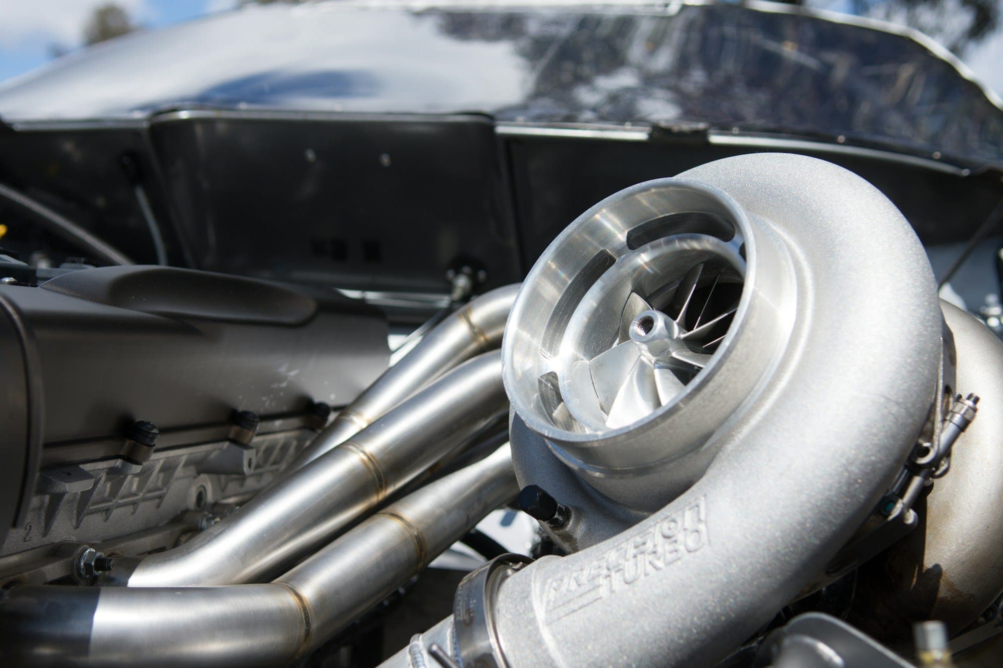 Un turbocompressor muntat al motor d’un cotxe.